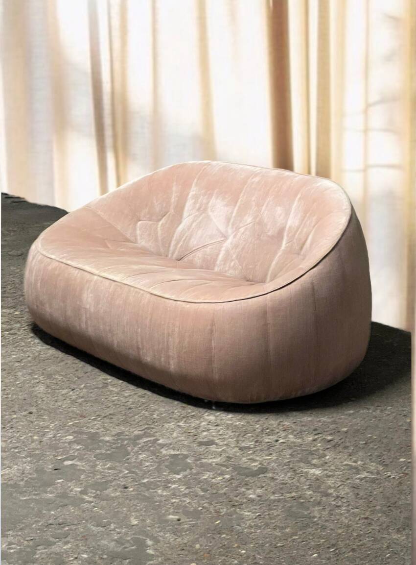 Cinna 'Ottoman' sofa in pale pink velvet, Ligne roset 1980