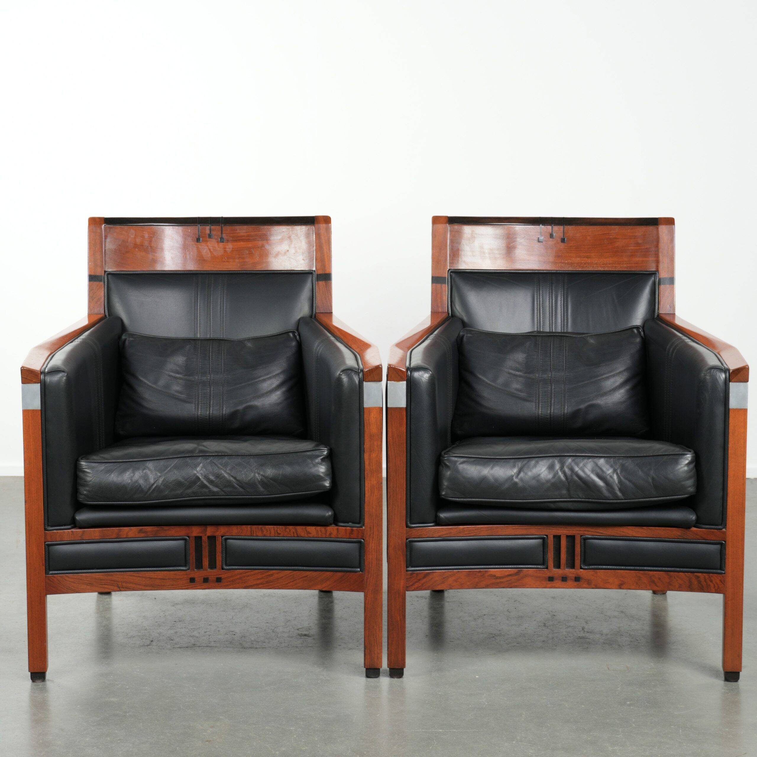 Set of 2 black leather Art Deco design armchairs in good condition