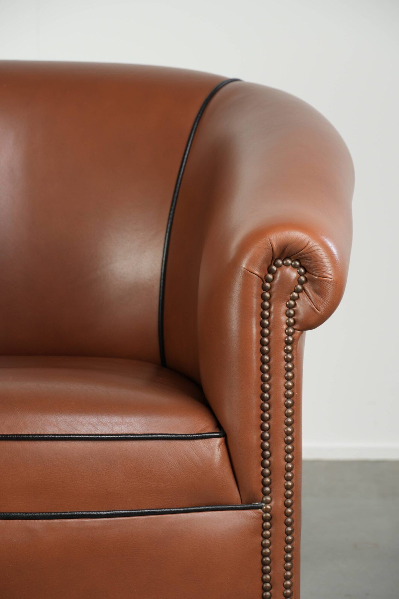 English cowhide club armchair with a luxurious finish and a good appearance