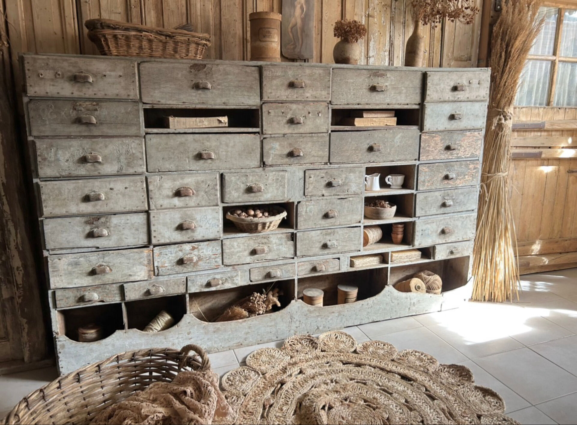 Ancien meuble de quincaillerie, meuble de métier