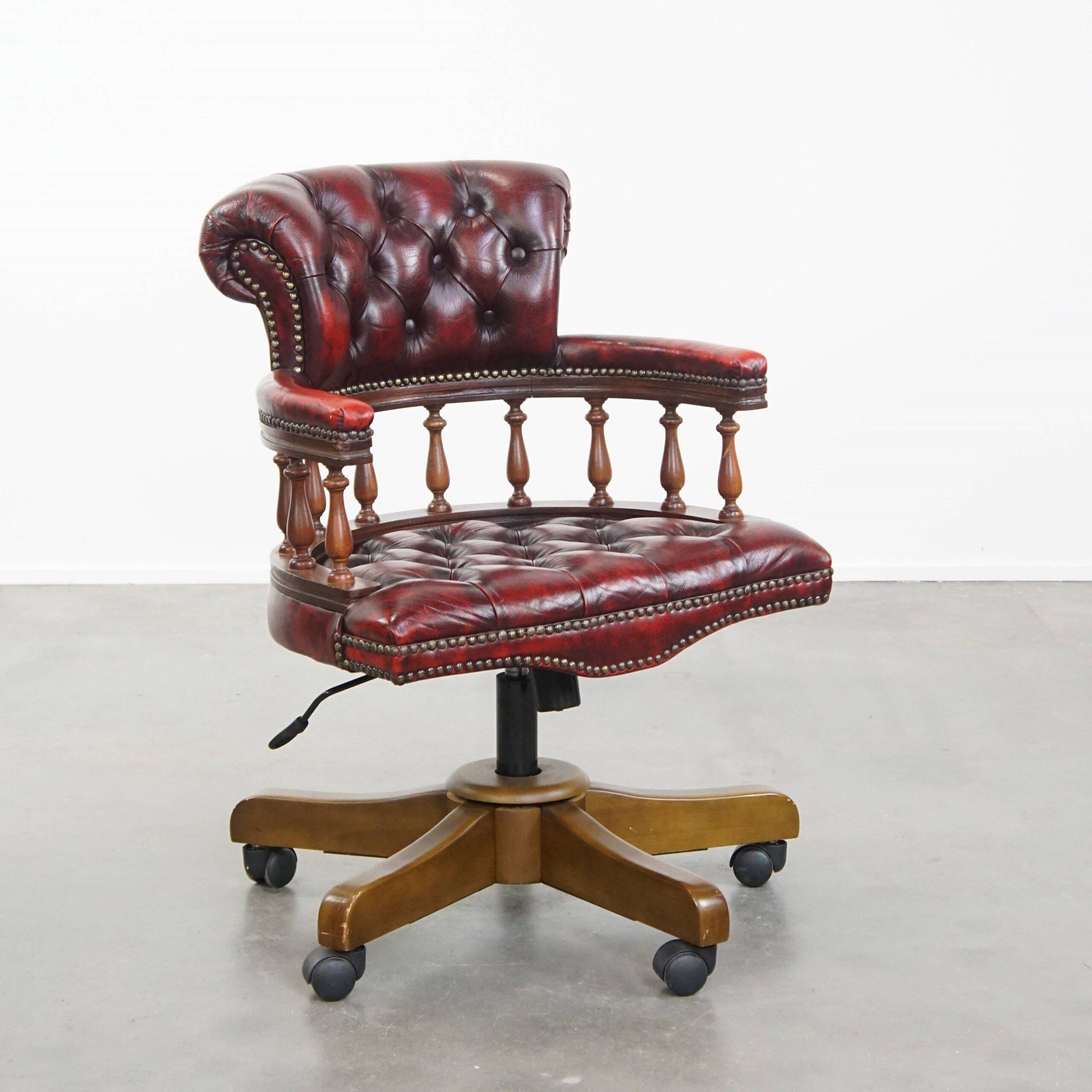 Fauteuil de bureau Chesterfield pivotant classique rouge en cuir de vachette sur roulettes