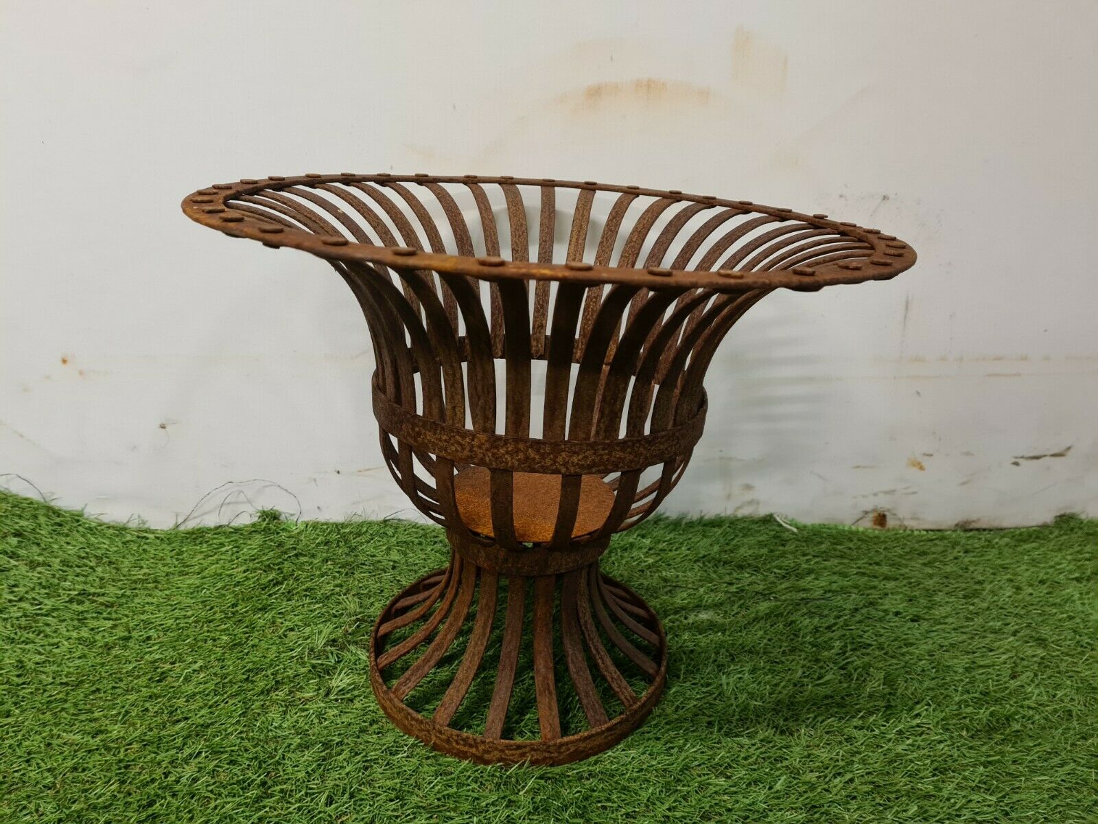 Medici in riveted iron