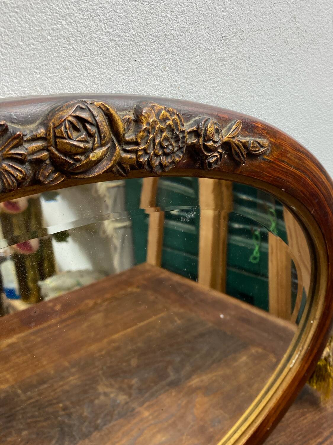 Miroir en bois et plâtre, décor fleuri, Art Déco