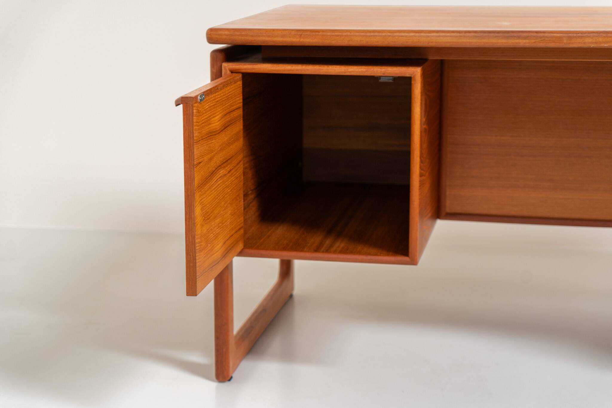 Bureau exécutif en teck par G.V. Møbler