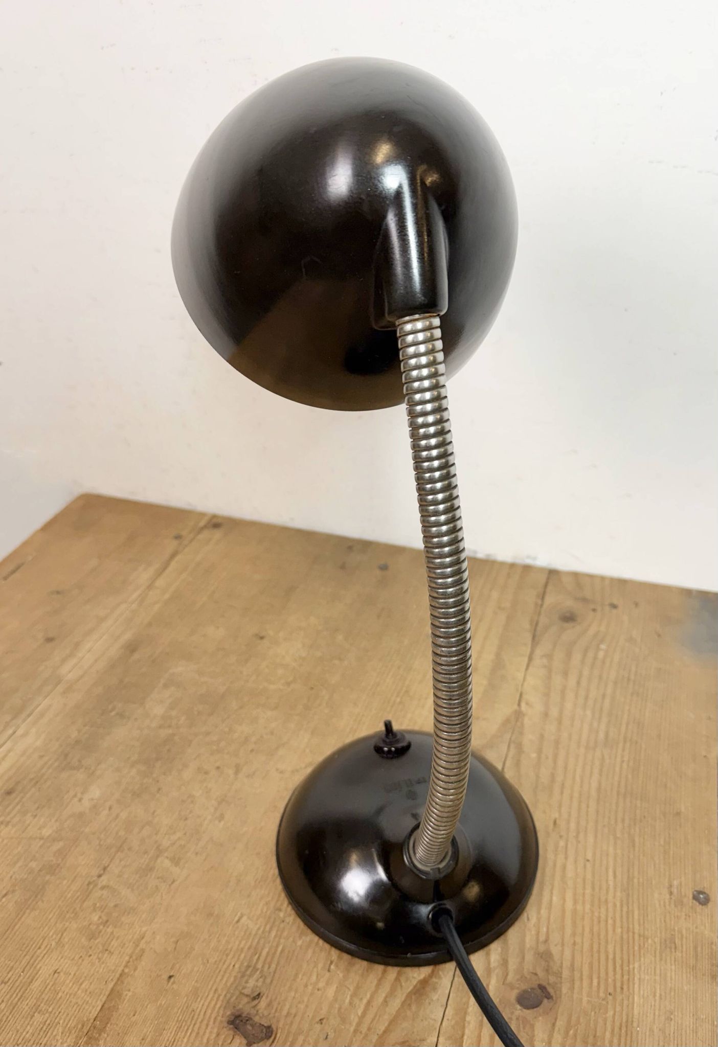 Lampe de table vintage en bakélite marron à col de cygne, années 1950