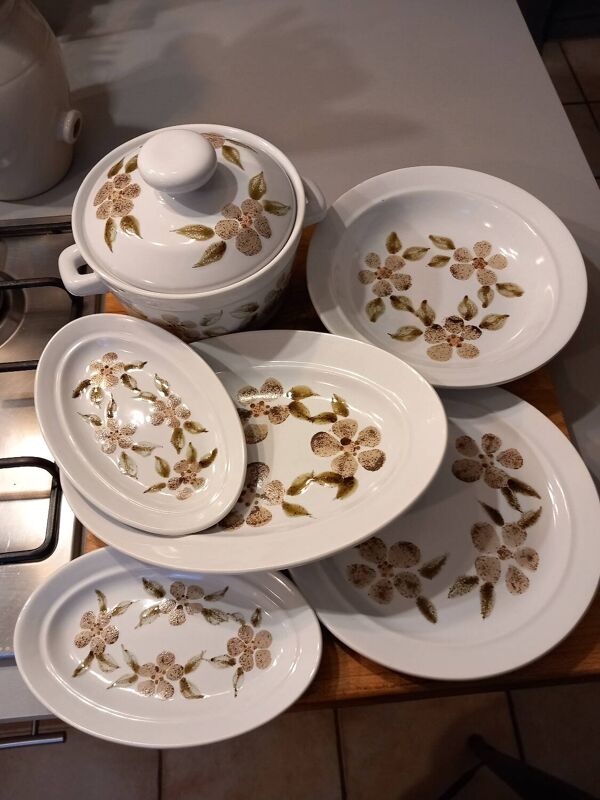 Ensemble plats et soupière en faïence de Saint Amand