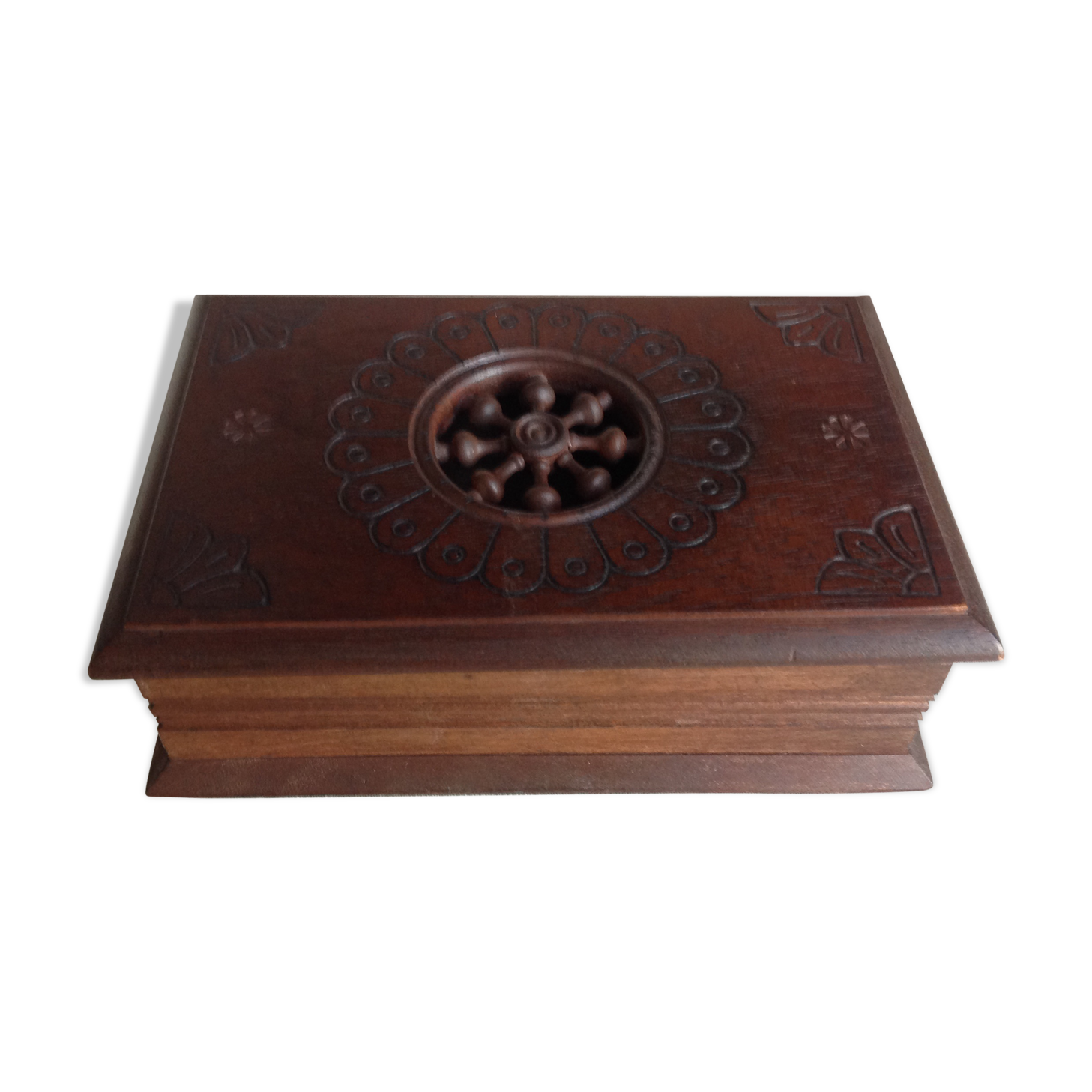 Old cigarette box in openwork varnished wood 30-40s