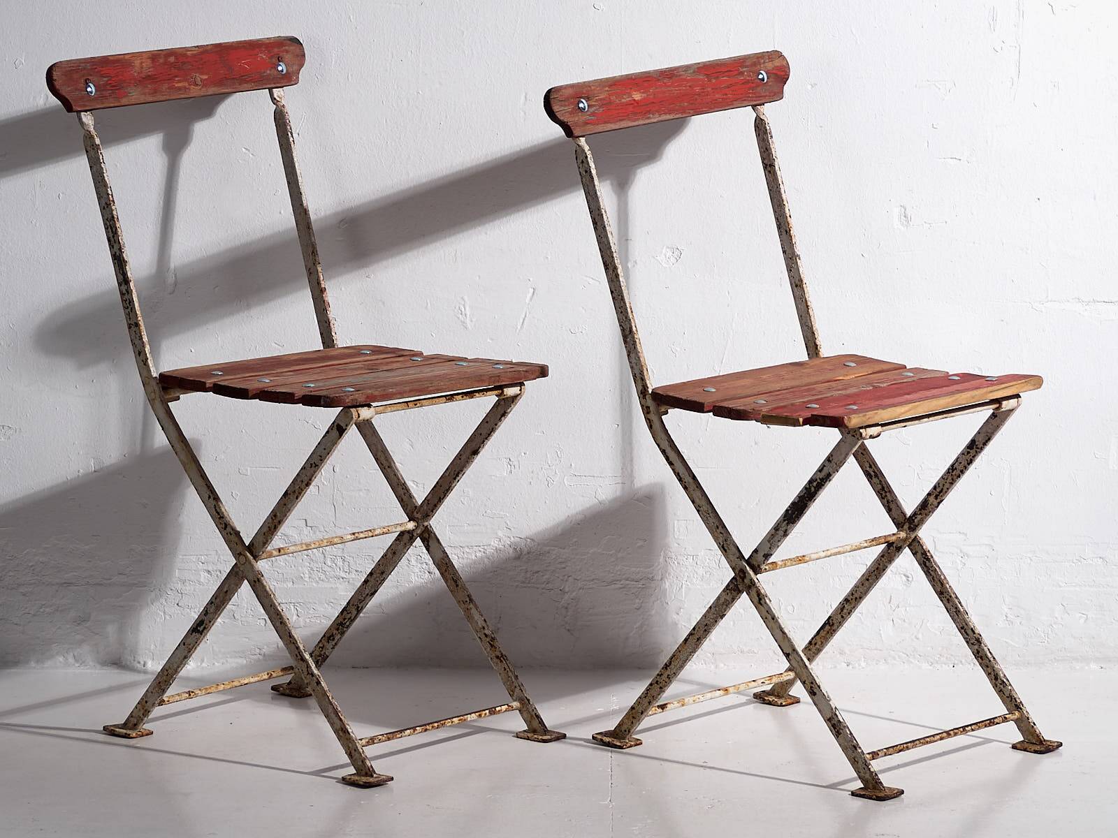 Antique red folding garden chairs (circa 1920). Set of 4 pieces
