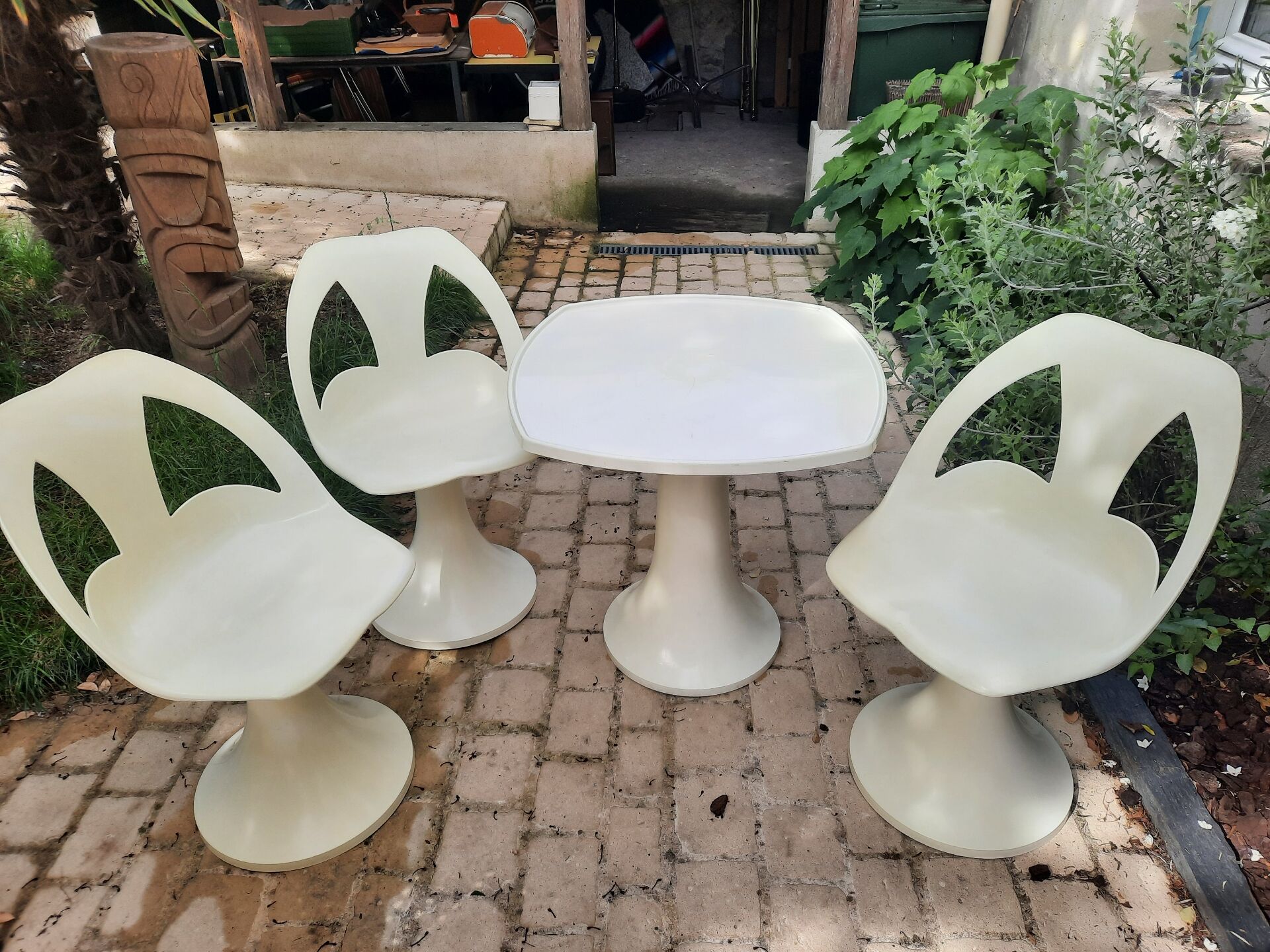 Set of a table and 3 tulip leg chairs, 1970s Space Age inspired.