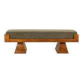 Banquette en frêne et velours de mohair vert. Contemporain