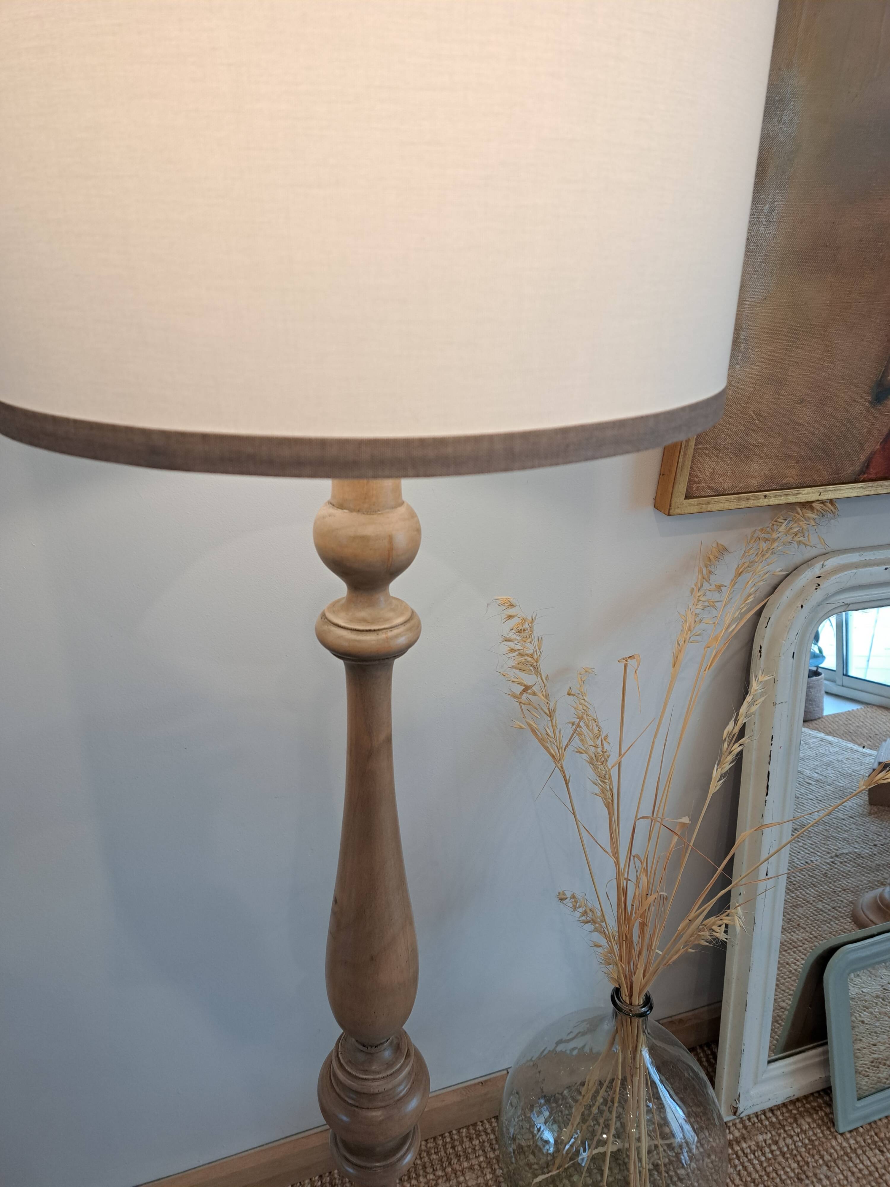 Vintage floor lamp in turned wood with an aged effect.