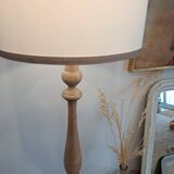 Vintage floor lamp in turned wood with aged effect.
