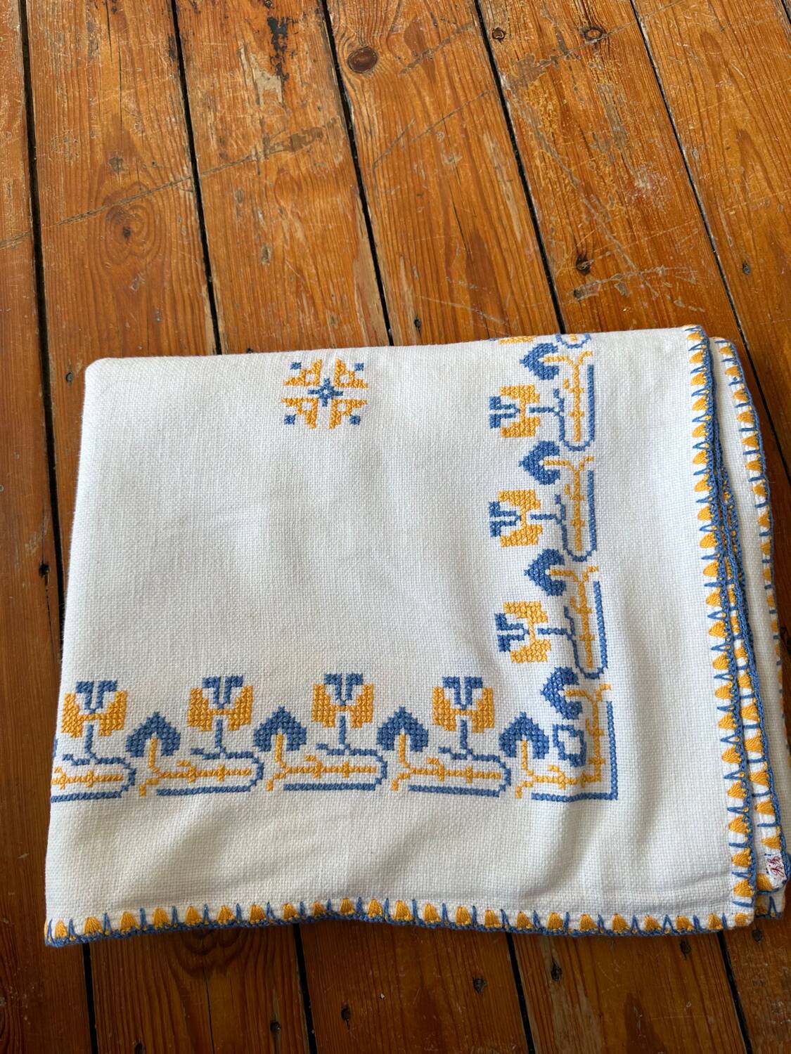 Nappe blanche brodée