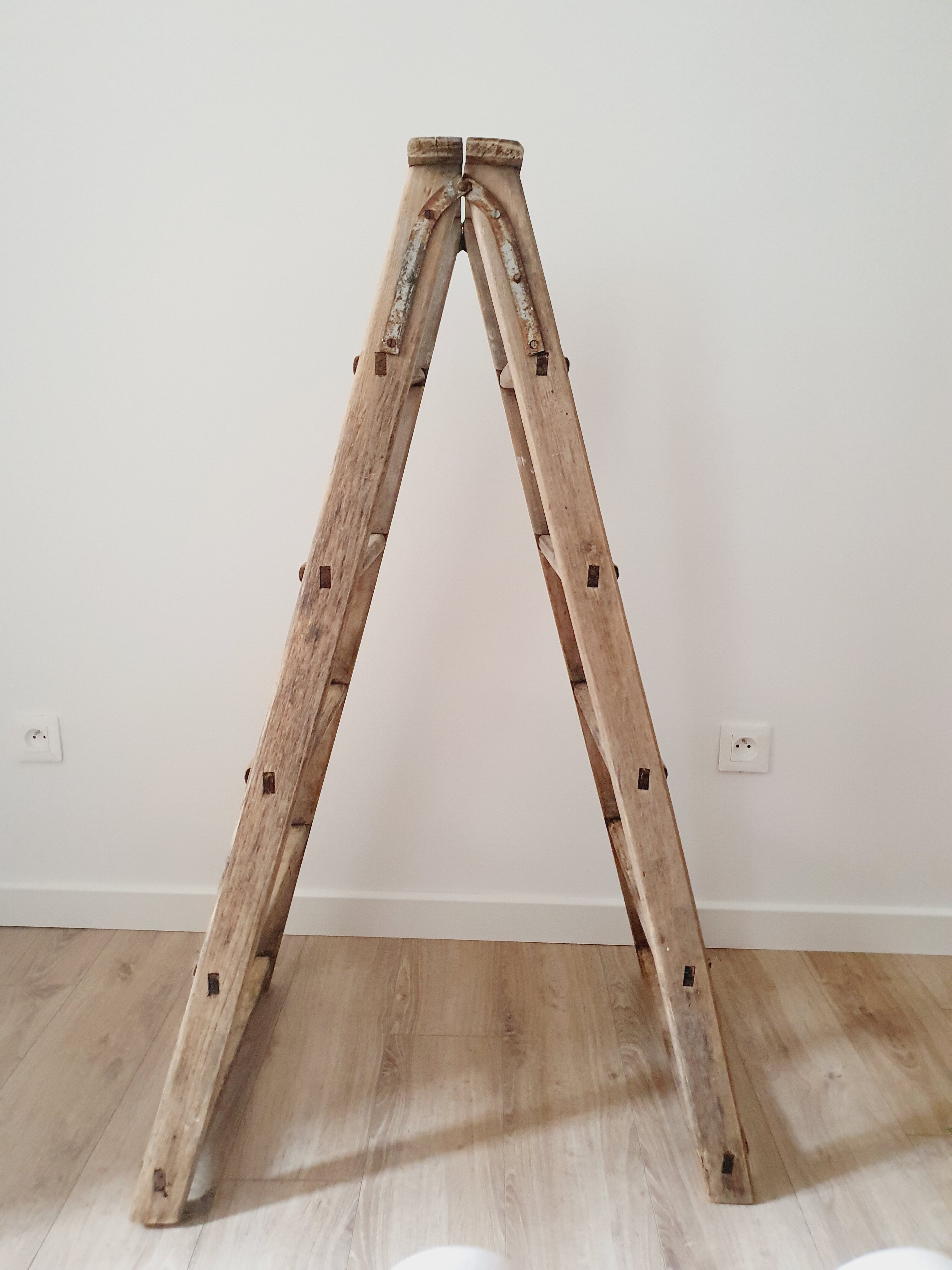 Wooden painter stepladder