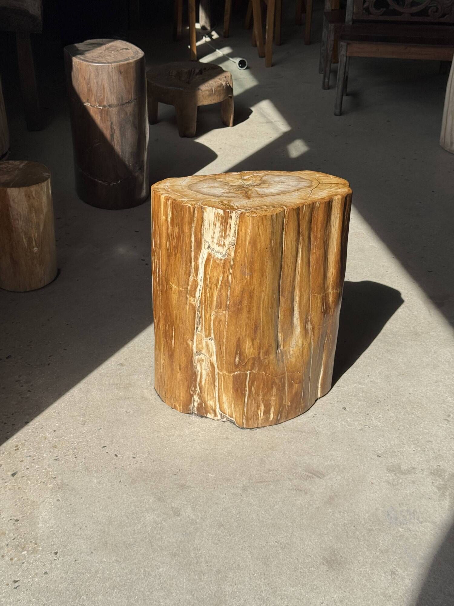 Table d'appoint en bois pétrifié orange doré et blanche ovale H46 D38 - 333