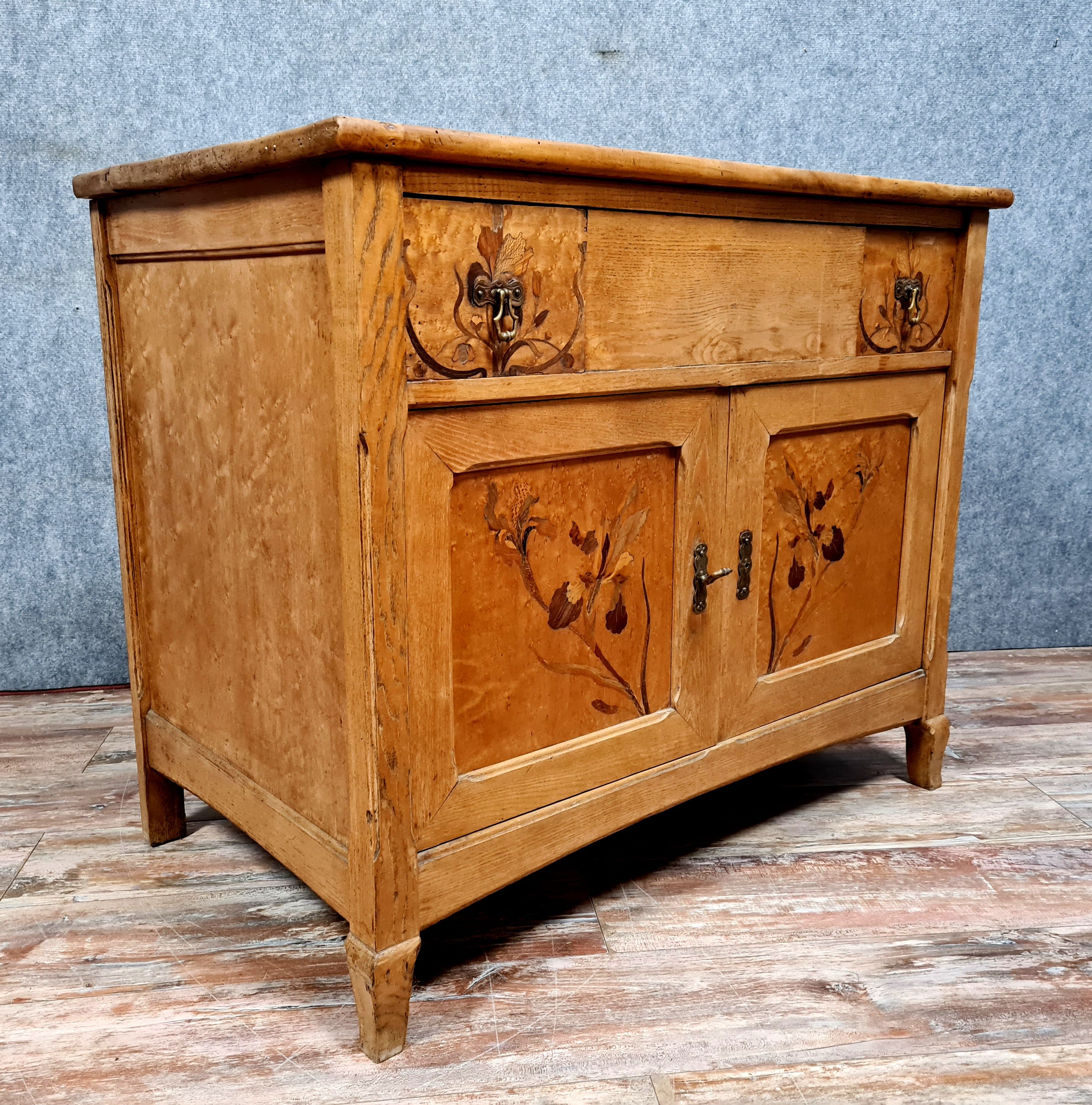 School of Nancy: Art Nouveau period chest of drawers in light wood marquetry and noble woods