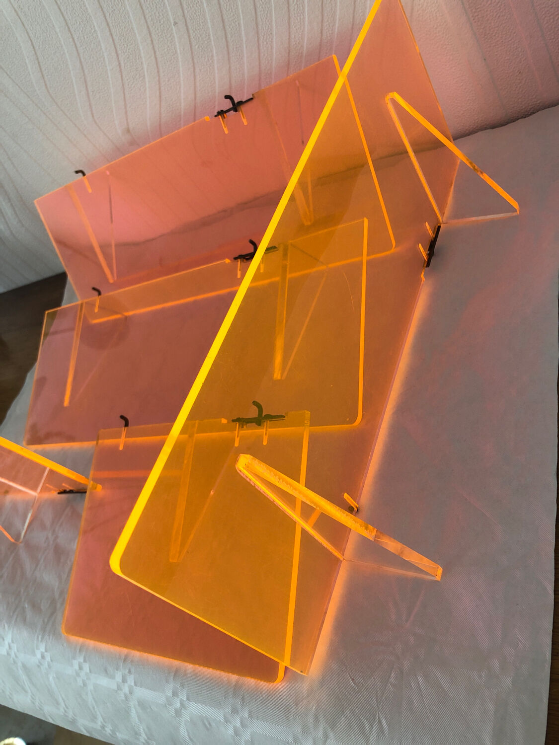 5 étagères murales rétro en plexiglas orange fluo art deco