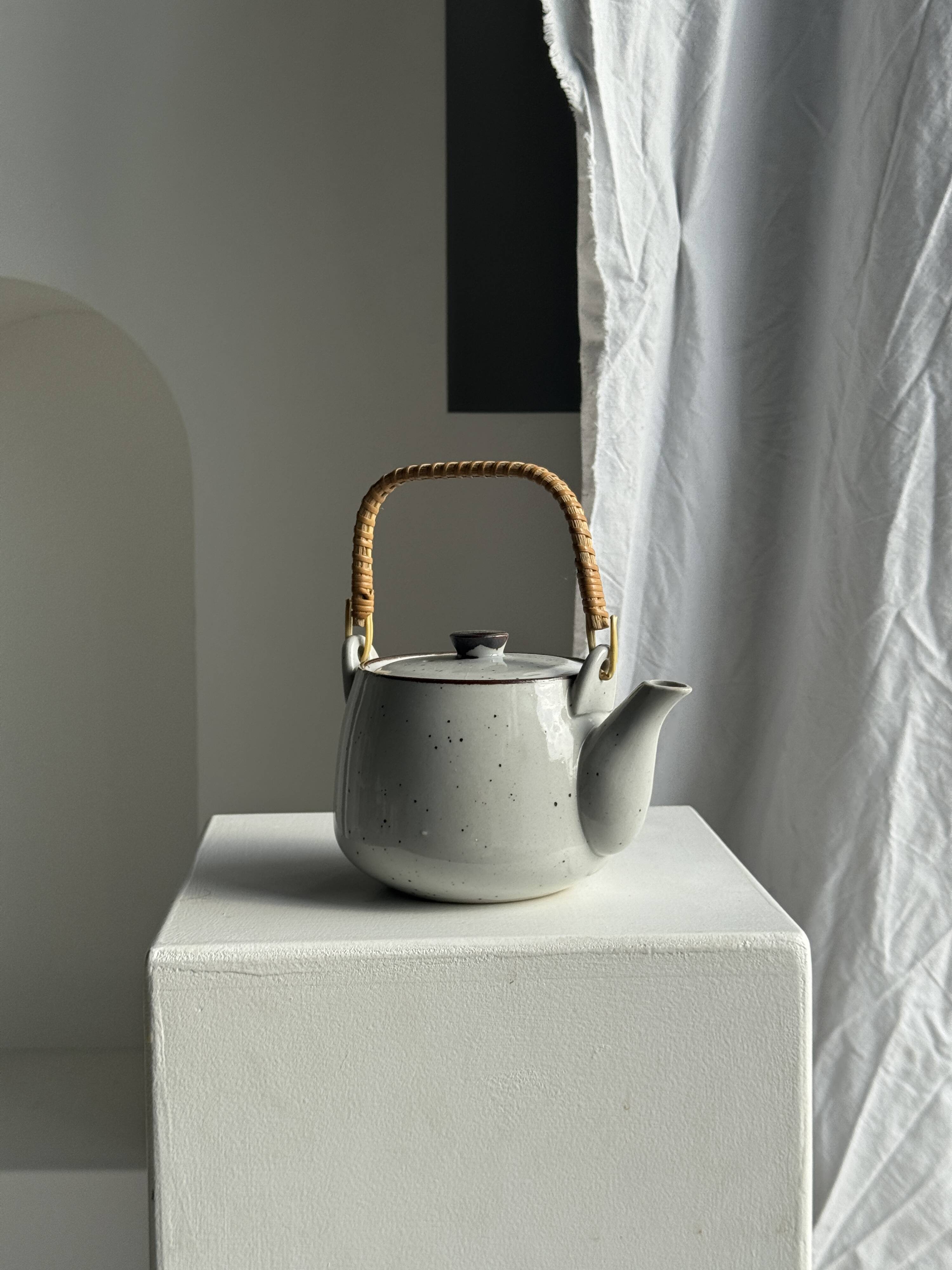 Petite théière asiatique en grès anse en rotin H11 D10