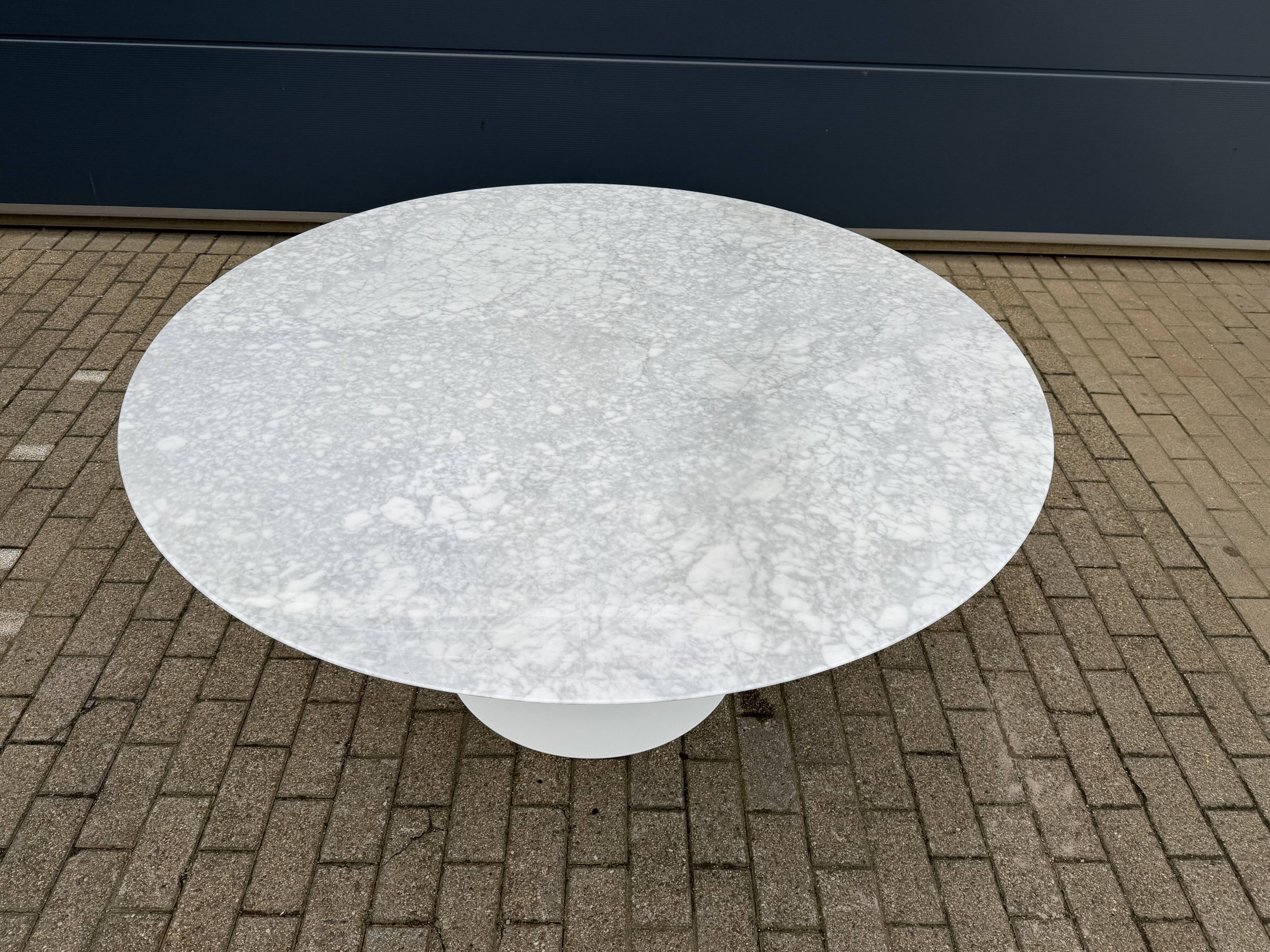 Original round dining table Knoll Tulip (152cm) Carrara