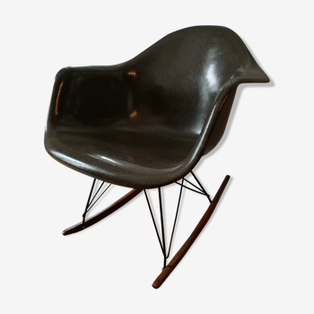 Rocking chair par Charles et Ray Eames  fibre de verre