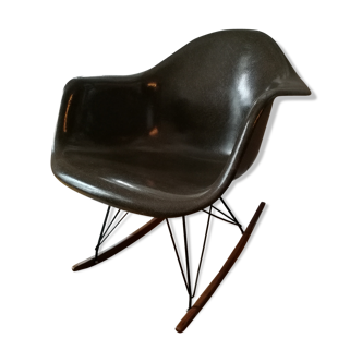 Rocking chair par Charles et Ray Eames  fibre de verre