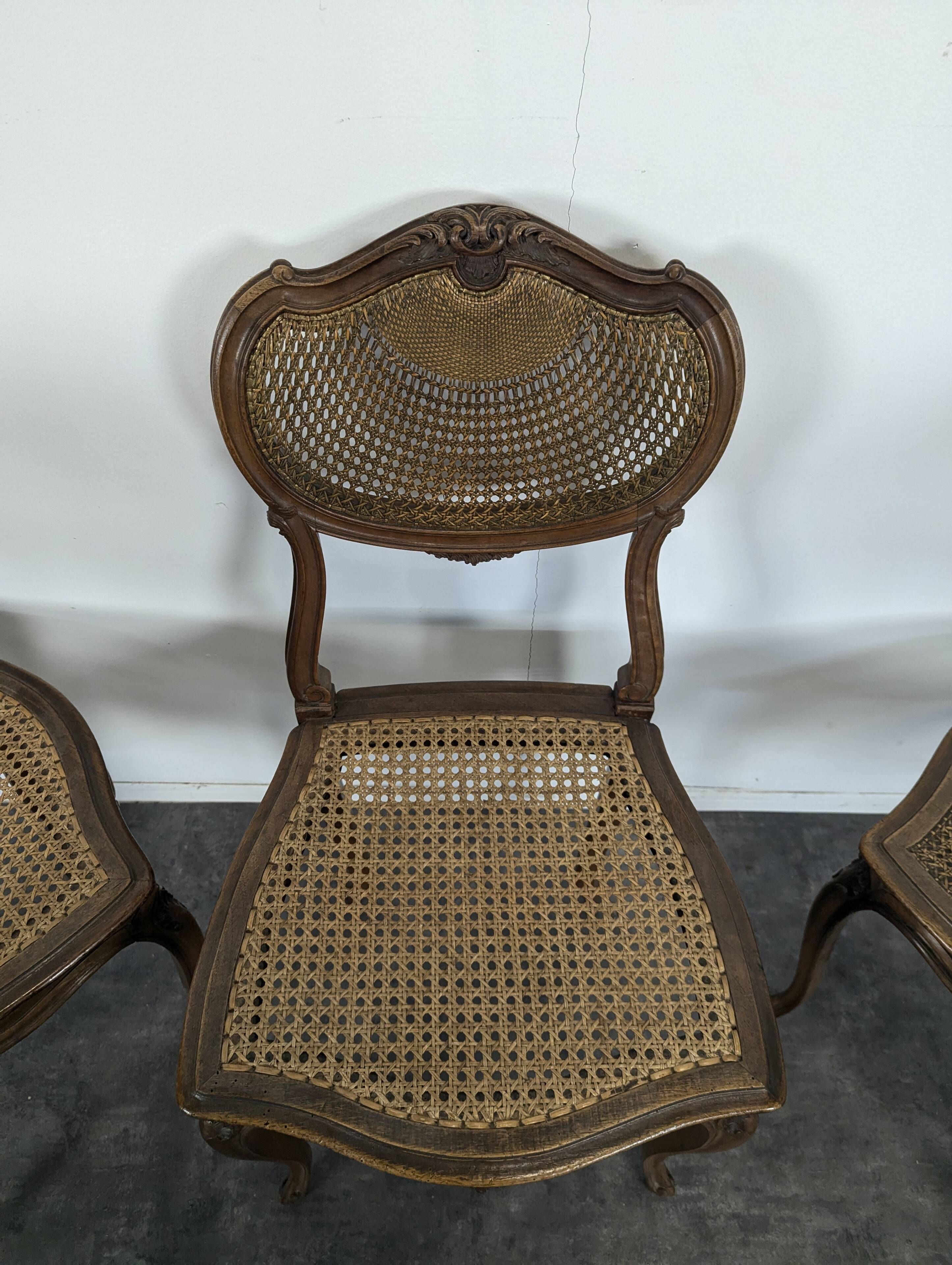 Série de 3 chaises cannées de style Louis XV