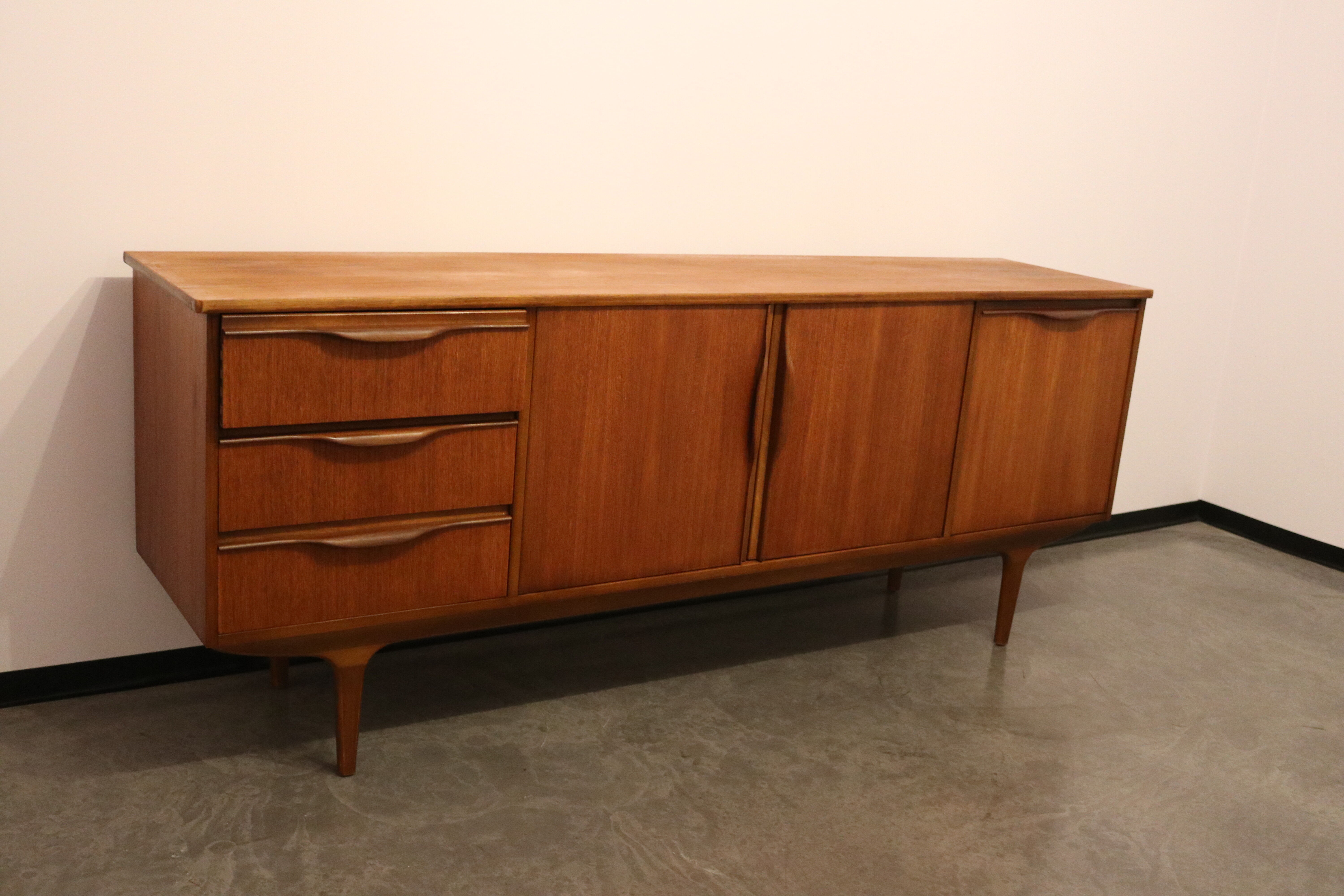Sideboard in teak with built-in bar, Mcintosch - Scotland - 1960's