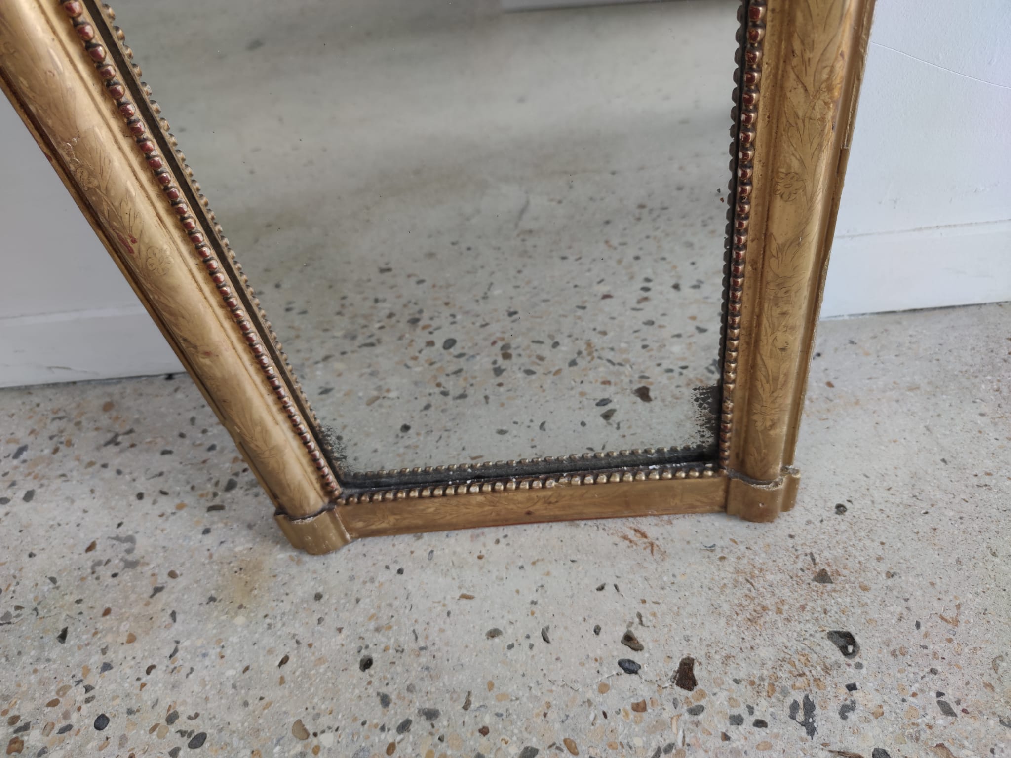Long wooden mirror and gilded stucco with pearl rays H: 2m45 L: 40cm