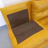 Suite de 3 chauffeuses Roche Bobois vintage en cuir jaune moutarde années 70