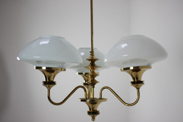 lustre En Laiton Du milieu Du Siècle, Tchécoslovaquie, Années 1970, Fabriqué Dans La Verrerie De Jablonec