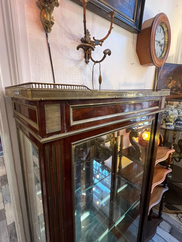 Vitrine Louis XVI, de style, en acajou et placage d’acajou, le dessus en marbre rouge à galerie