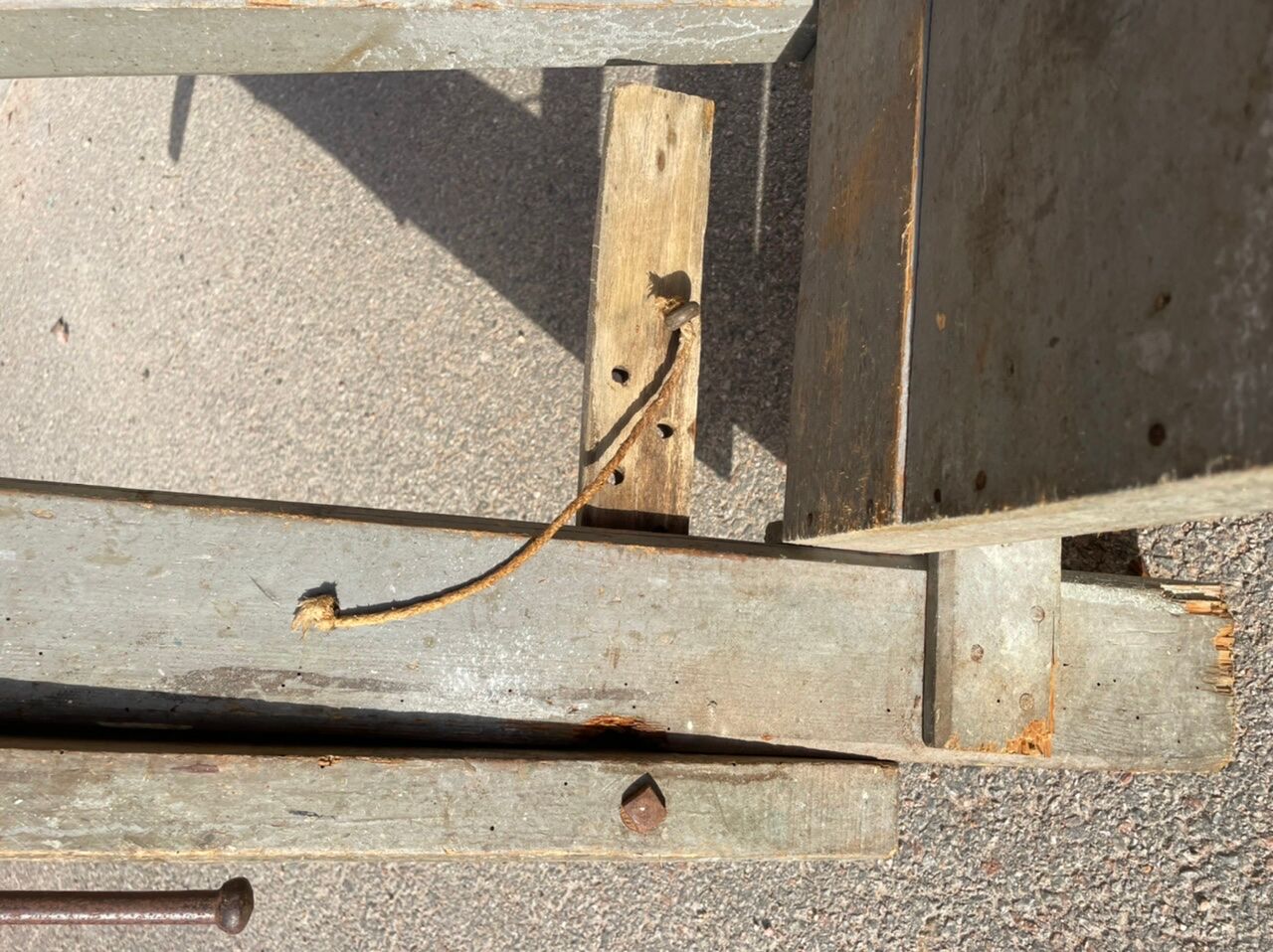 Luthier 19's grey workbench