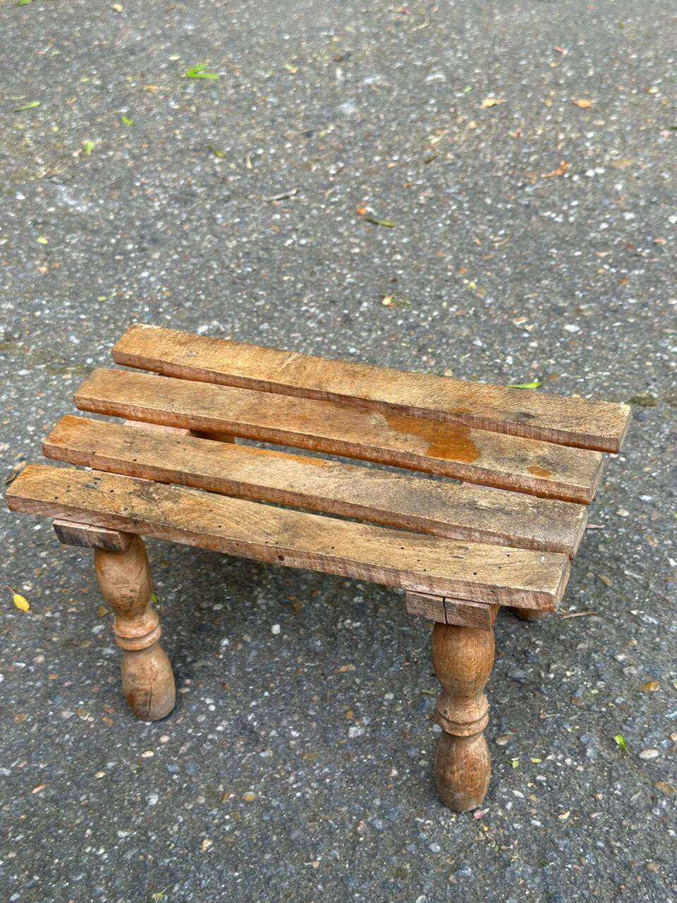 Rustic stool in solid wood with turned legs.