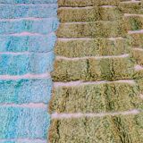 Tapis marocain vert amande et bleu vert à reliefs moderne