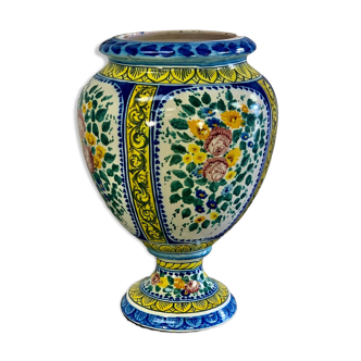 Vase en faïence polychrome à décors de bouquets fleuris