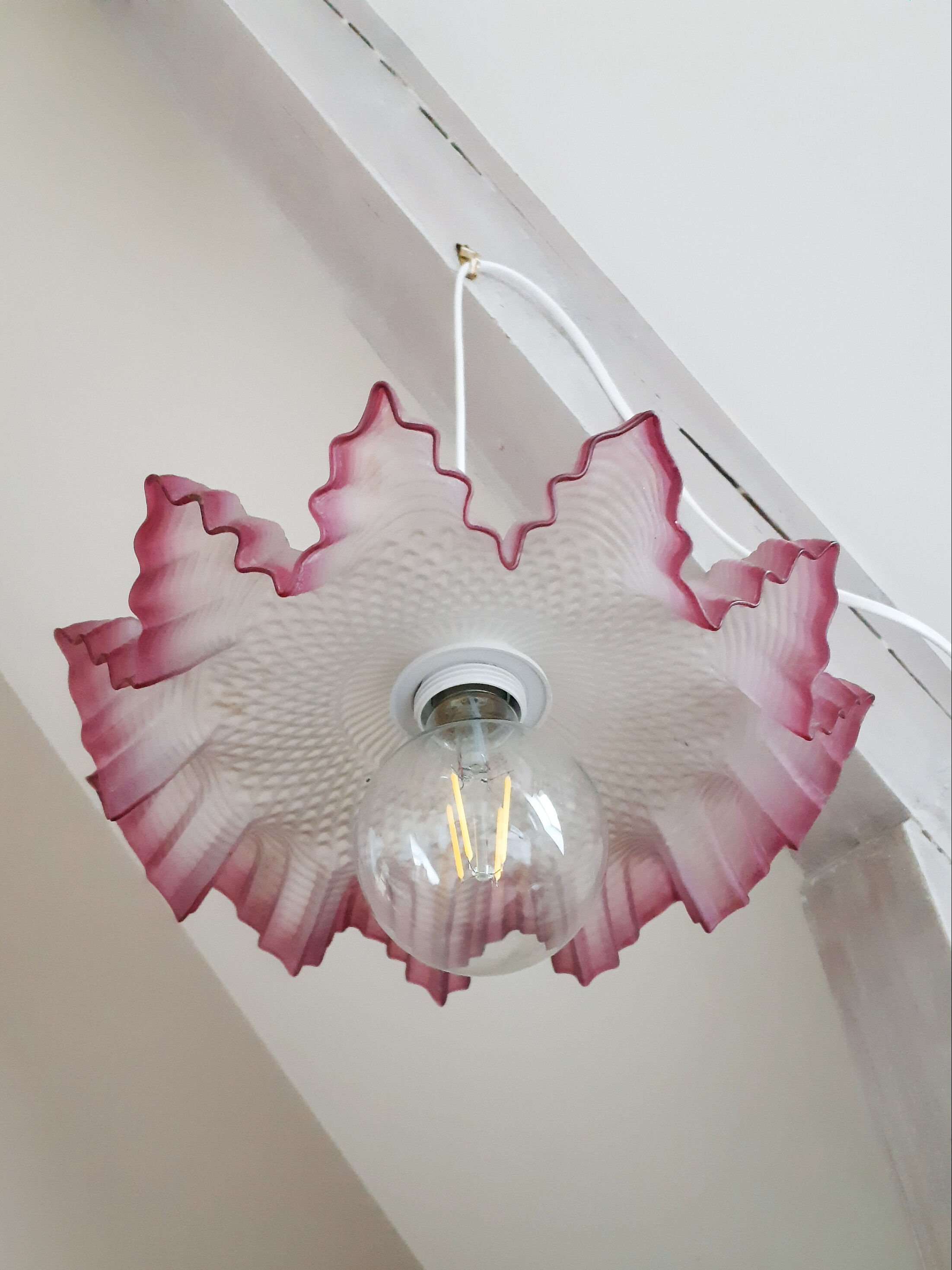Suspension en verre givré blanc et rose