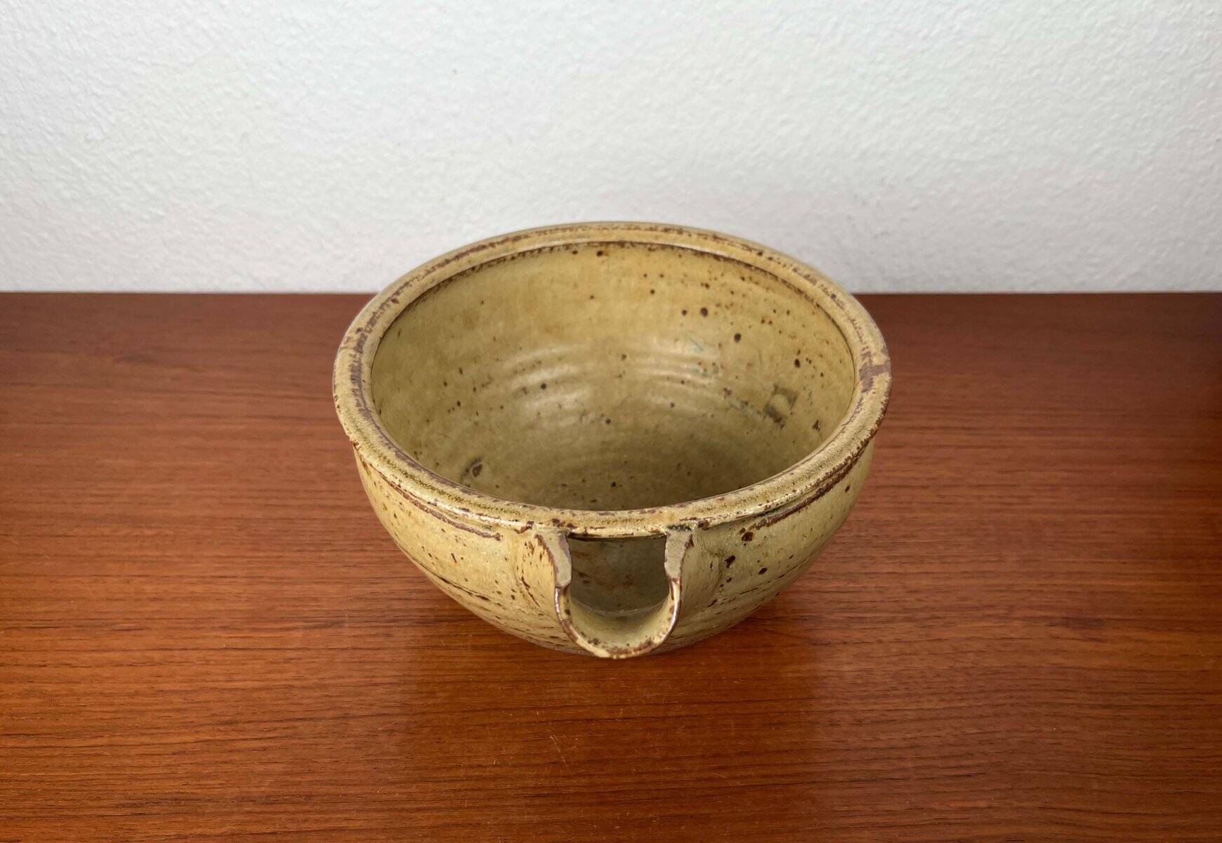 Mid-century modern British studio pottery bowl by Richard Batterham, 1960s.