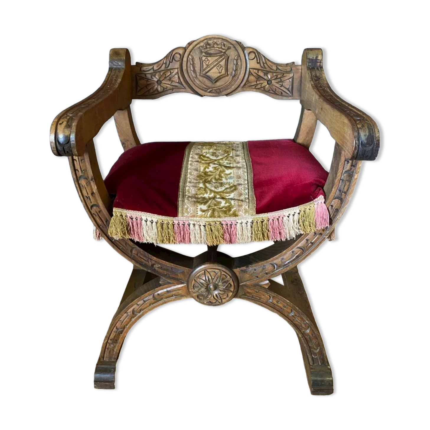 Fauteuil dagobert debut XXe bois sculpte blason neogothique sculpture