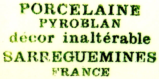 Suite de douze assiettes à dessert en porcelaine