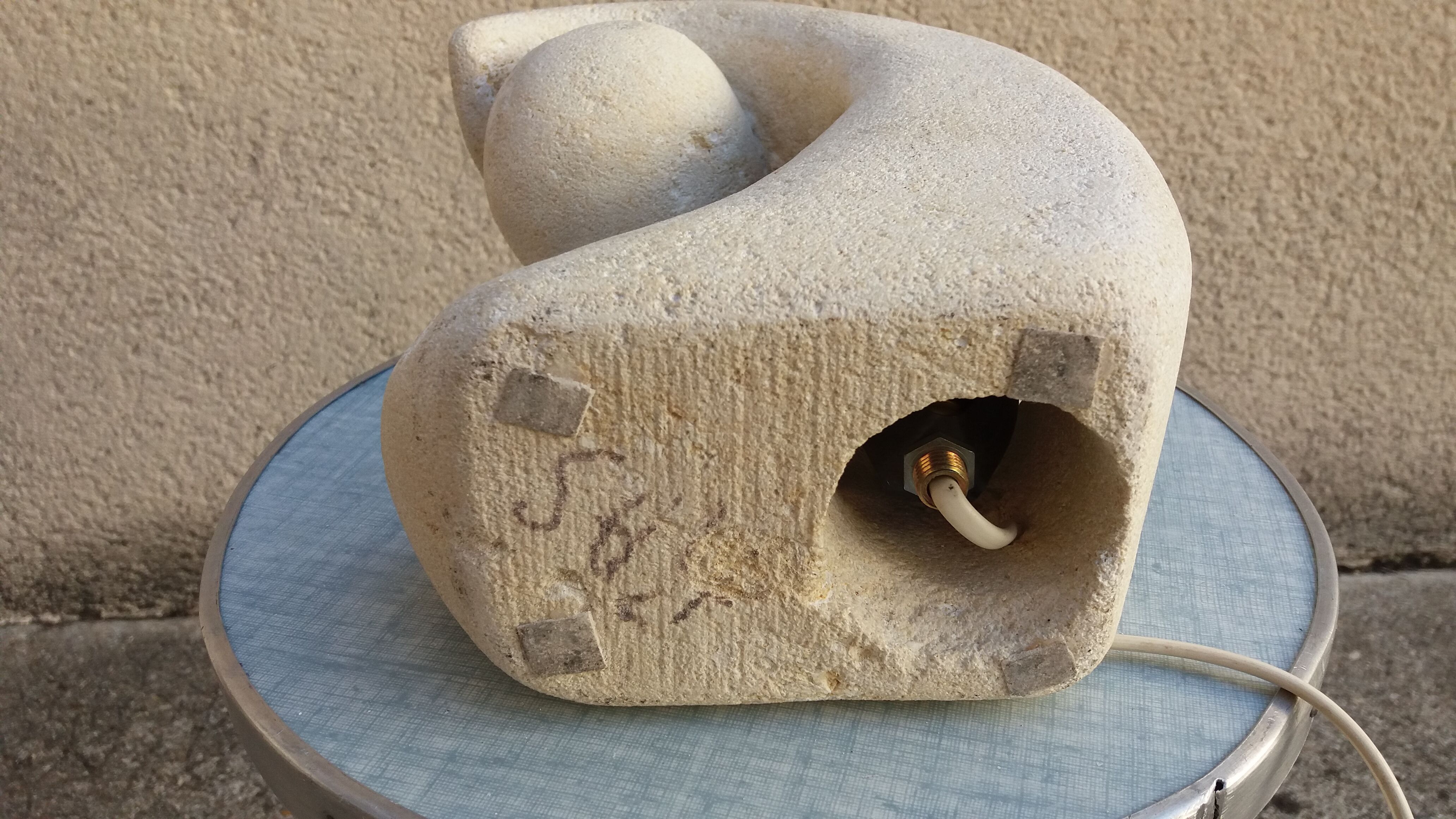 Light stone carved to Albert Tormos