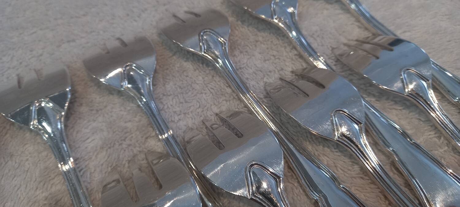 12 silver-plated oyster forks, 13.3cm contours