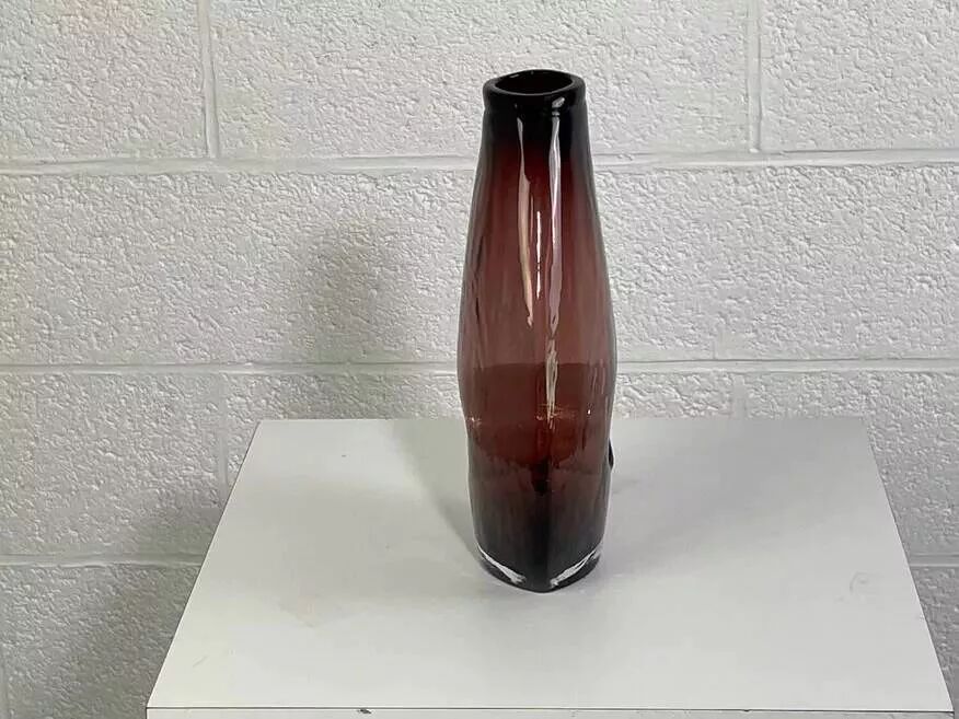 Vase en verre violine
