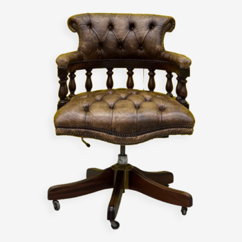 Fauteuil de capitaine tournant Chesterfield des années 1970 avec revêtement en cuir brun