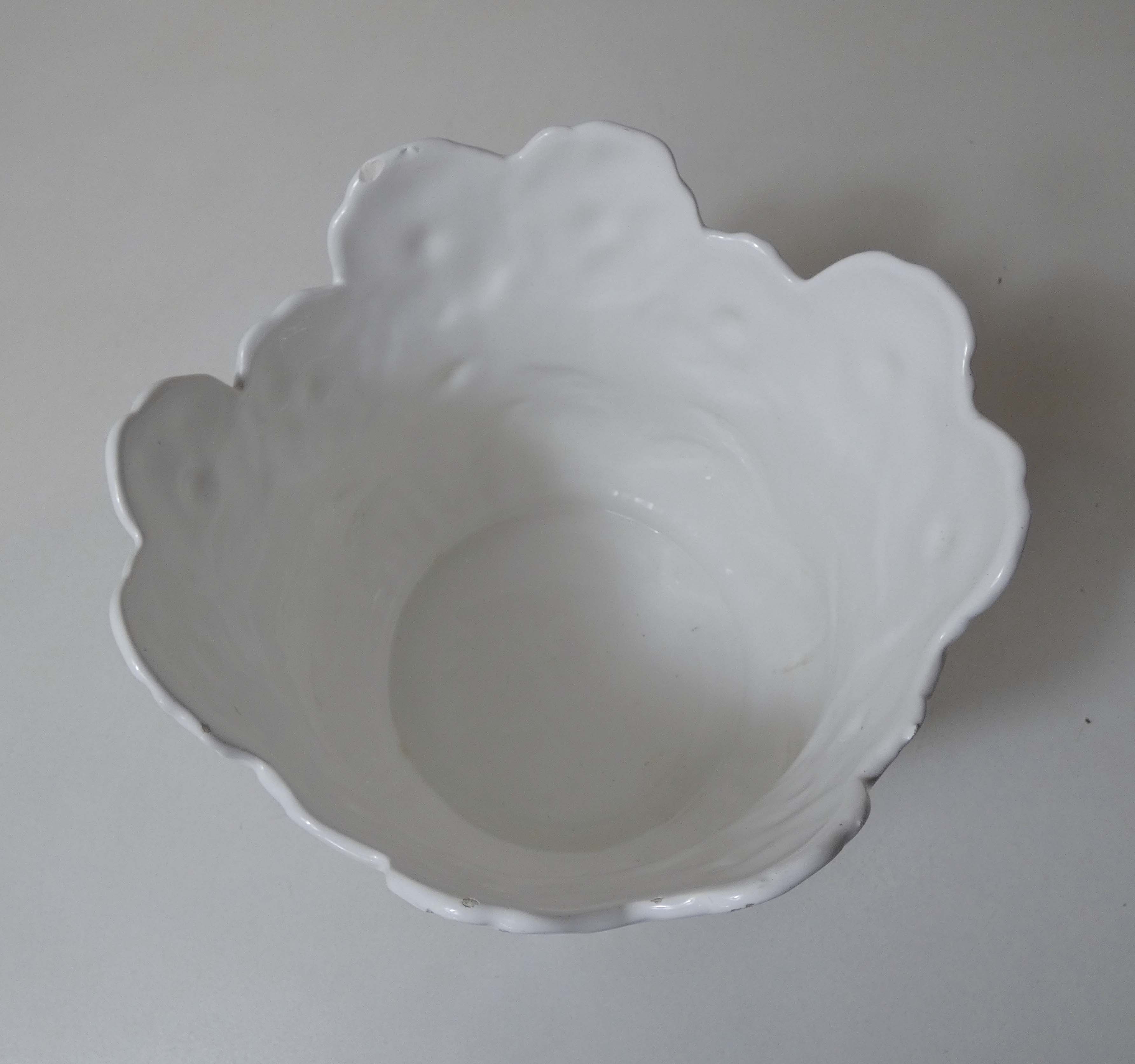 Pot cover in faience white vintage flowers