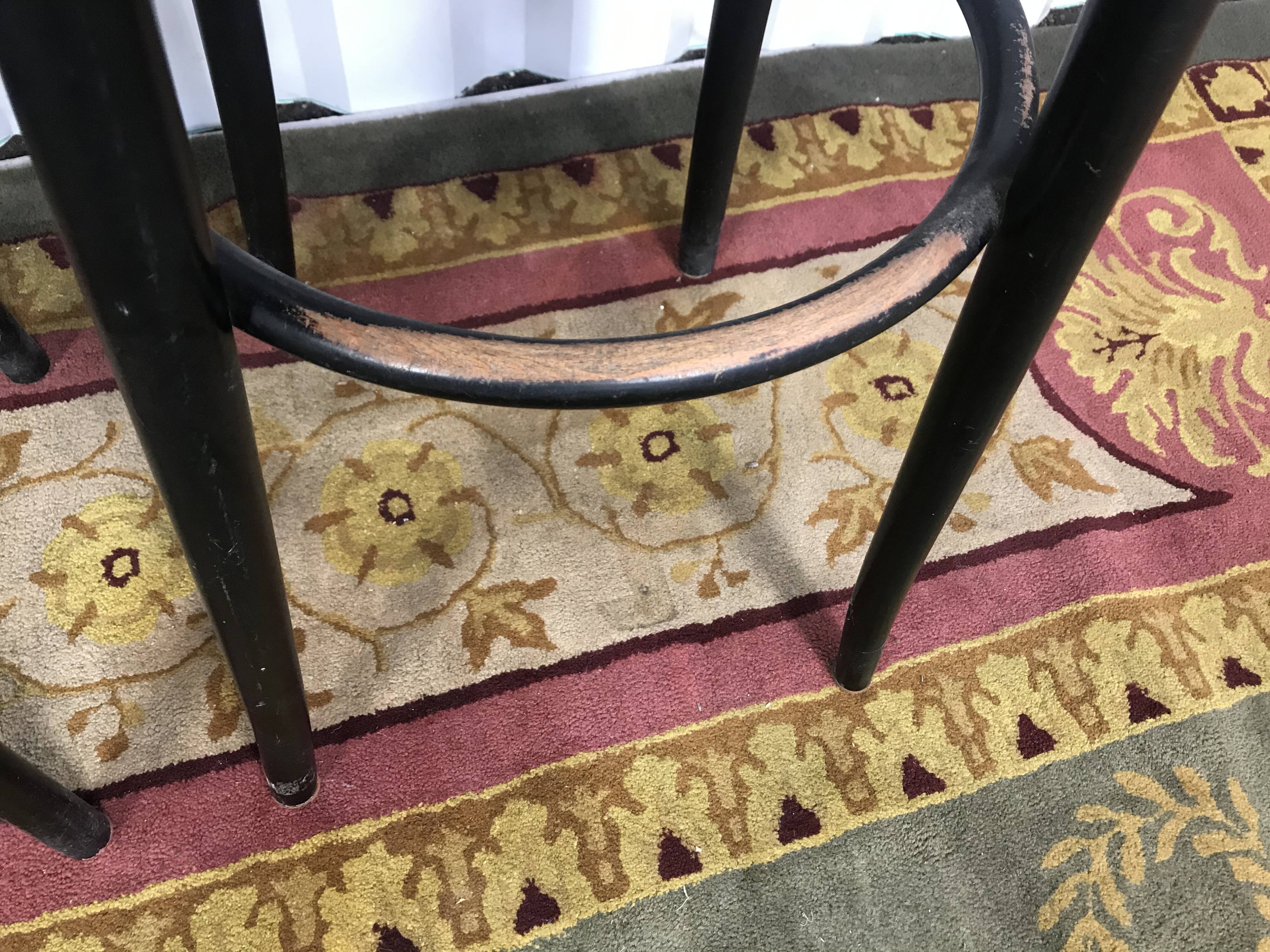 Suite de 4 tabourets de bar en cannage et bois noirci