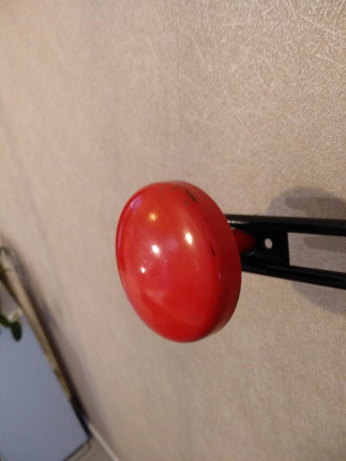 Wall-mounted metal coat rack with 5 hooks