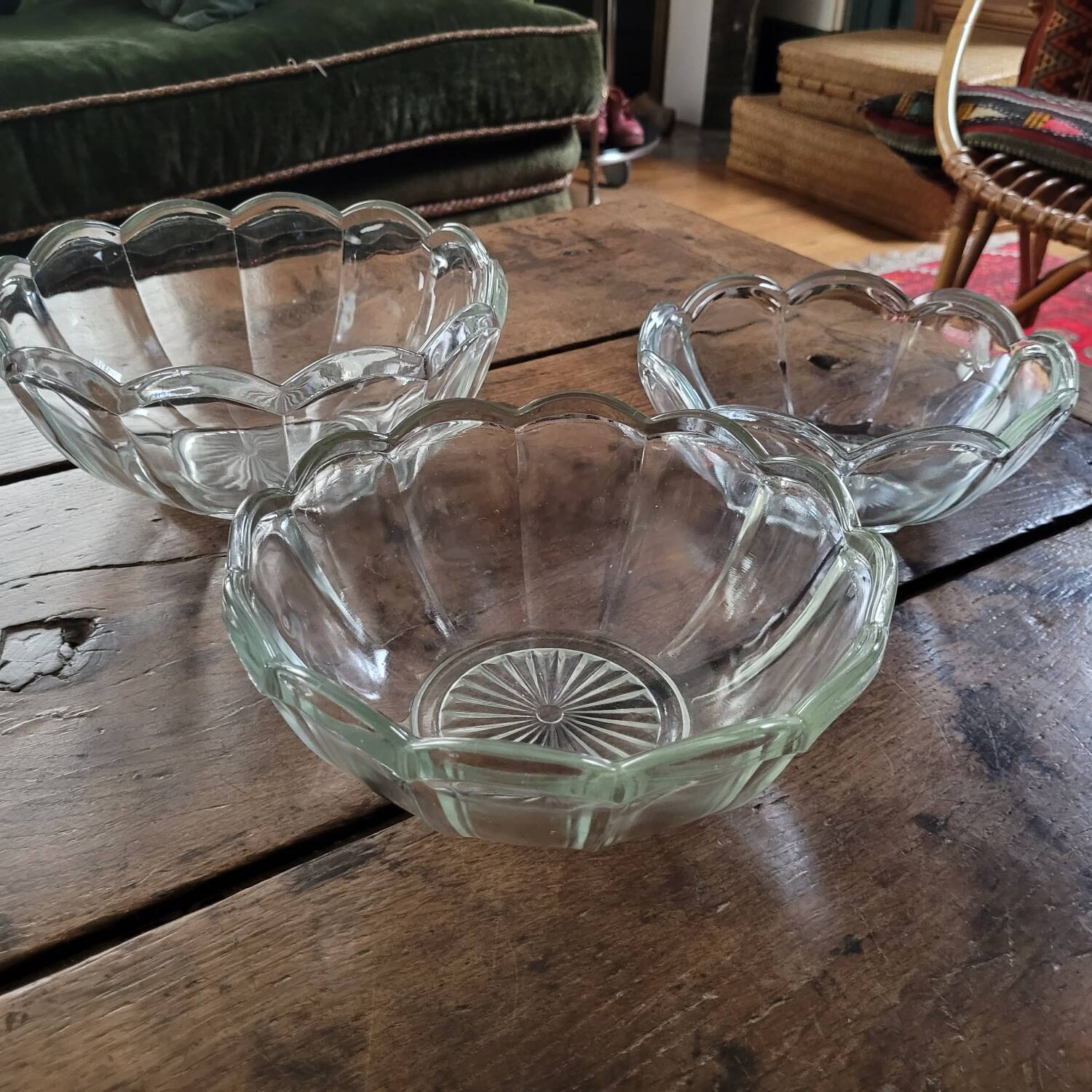 Trio of molded glass salad bowls – floral shape Ø 18/20/23 cm