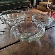 Trio of molded glass salad bowls – floral shape Ø 18/20/23 cm