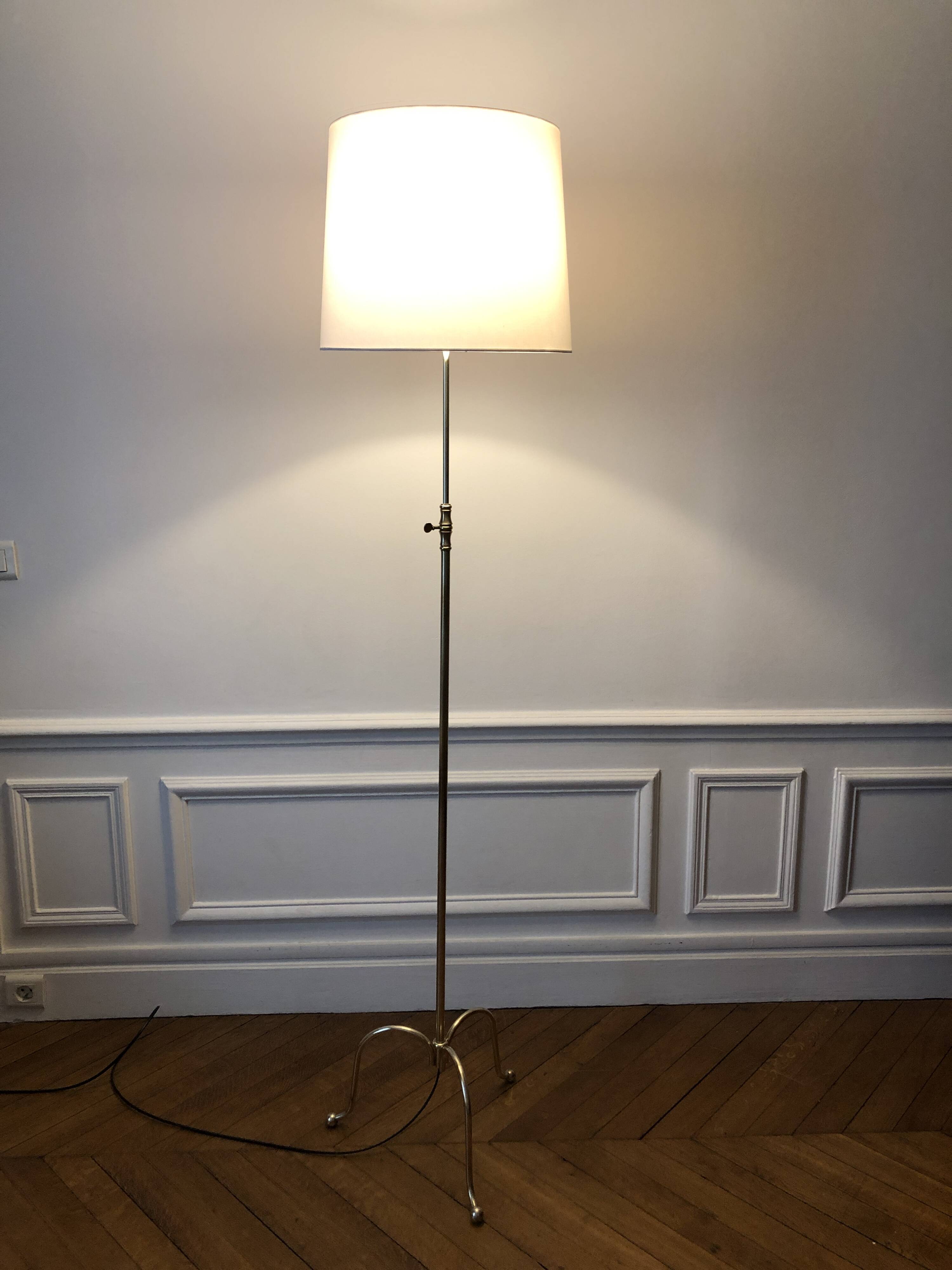 Lampadaire tripode monte baisse des années 60 en laiton massif
