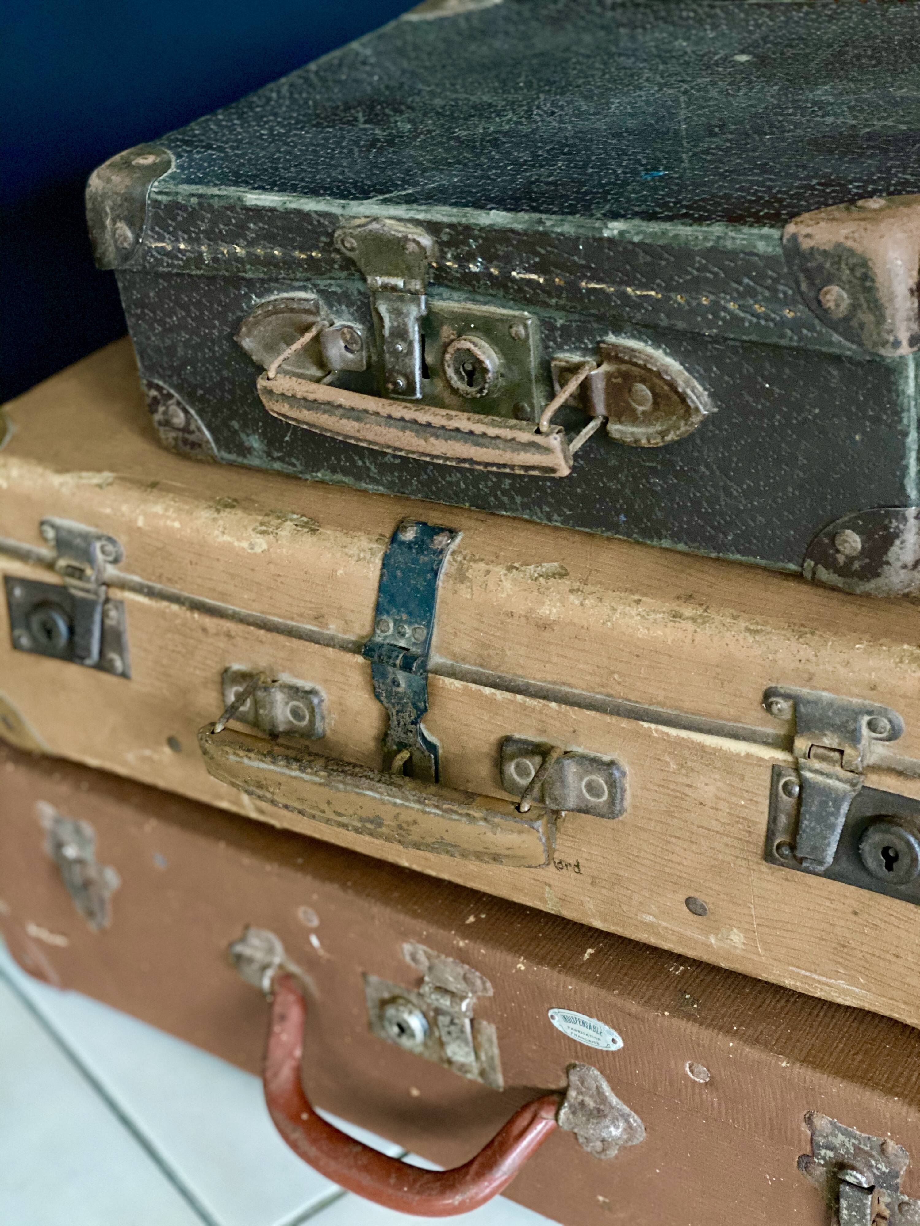 Lot of 3 vintage suitcases